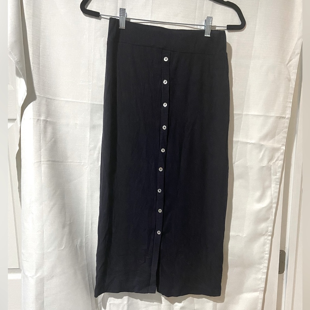 Navy blue ribbed skirt with iridescent buttons and slit